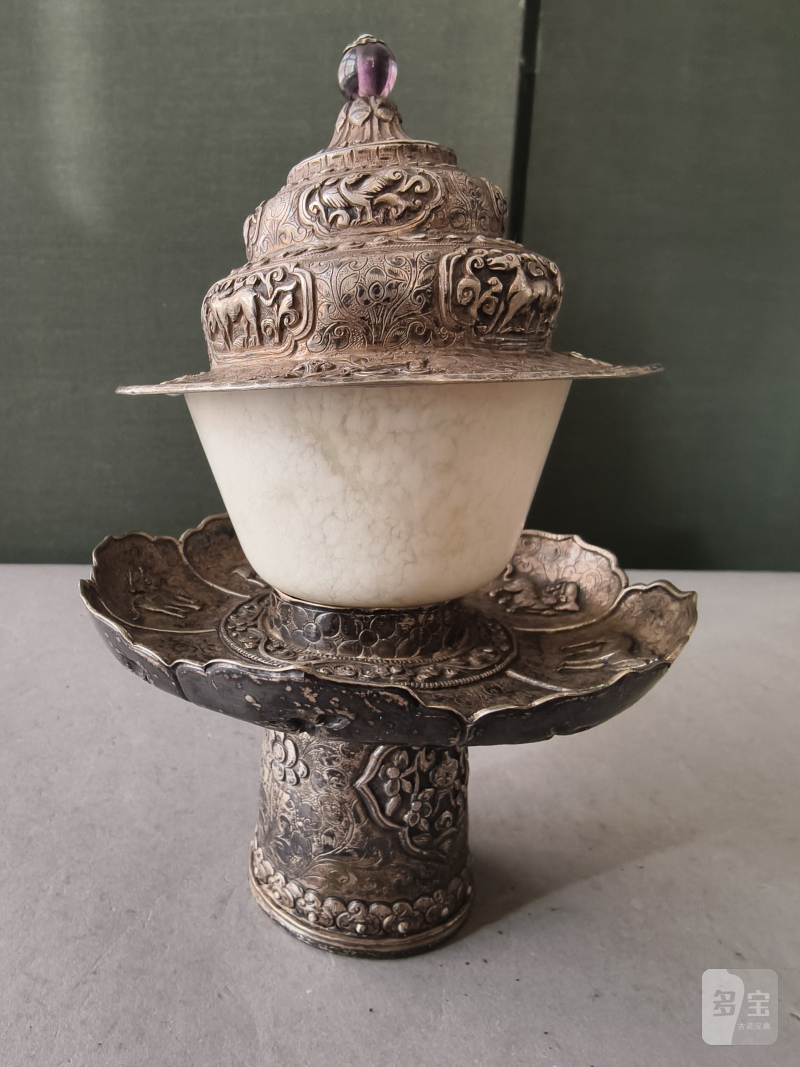 A jade bowl with stand and cover in silver with animals and floral motifs in relief - 图15